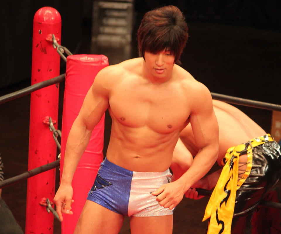 japanese-wrestler-130911-3.jpg