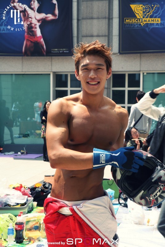 muscle-hunk-130909-1.jpg