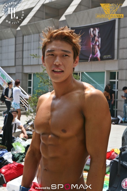 muscle-hunk-130909-2.jpg