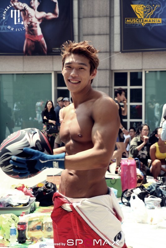 muscle-hunk-130909-5.jpg