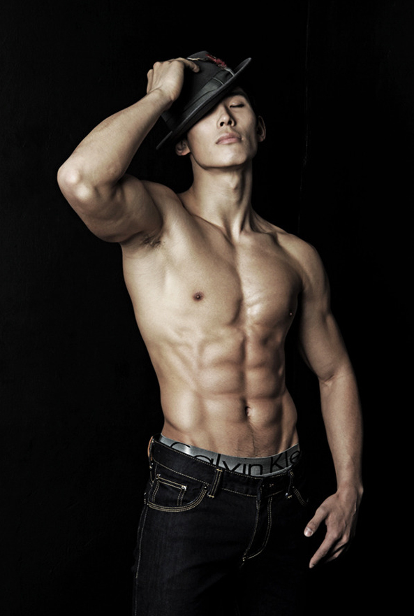 muscle-hunk-131208-2.jpg